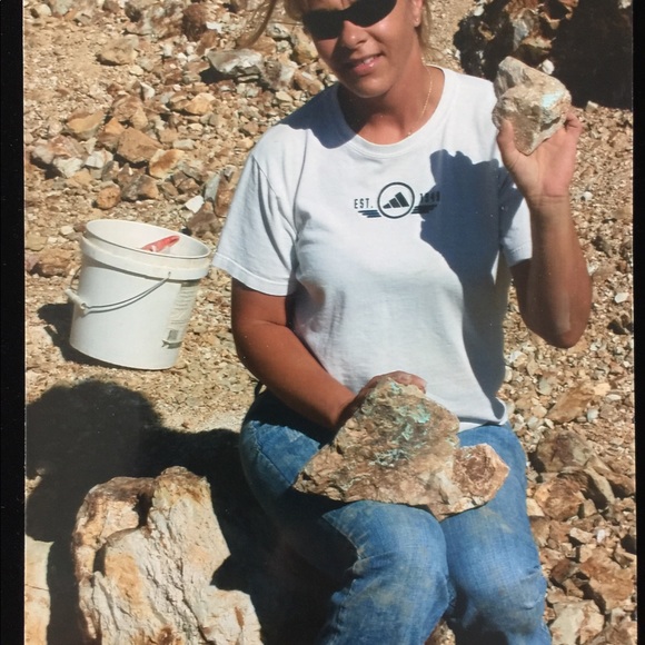 Meet your Posher “Lucky7traders” aka Deb 🌵 💎 ❤️ - Picture 2 of 8